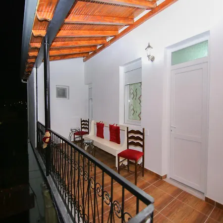 The Twins' House - Binjaket Casa de hóspedes Korce